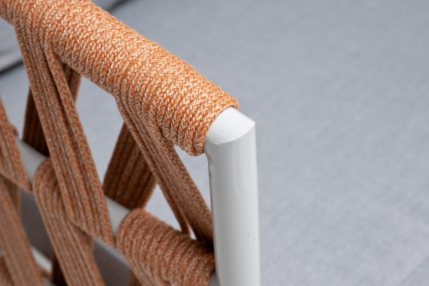 "Диего" диван 2-местный плетеный из роупа, каркас алюминий светло-серый (RAL7035) муар, роуп оранжевый меланж круглый, ткань светло-серая