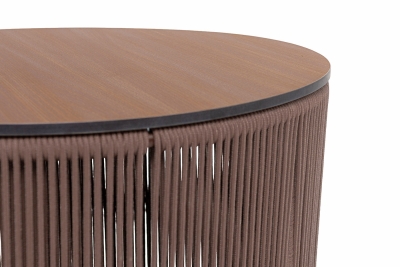 "Авиньон" журнальный стол из HPL круглый Ø70 H55, каркас из алюминия коричневый (RAL8016) муар, цвет "дуб", роуп коричневый круглый