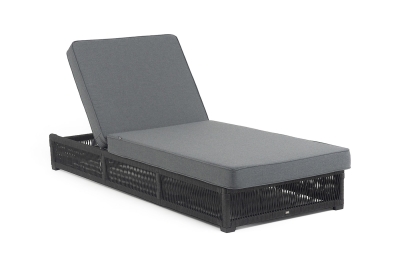 "Ривьера" шезлонг плетеный из роупа, каркас алюминий темно-серый (RAL7024) муар, роуп темно-серый круглый, ткань темно-серая 027