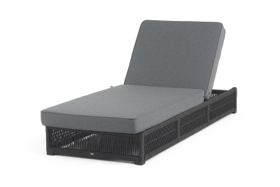 "Ривьера" шезлонг плетеный из роупа, каркас алюминий темно-серый (RAL7024) муар, роуп темно-серый круглый, ткань темно-серая 027