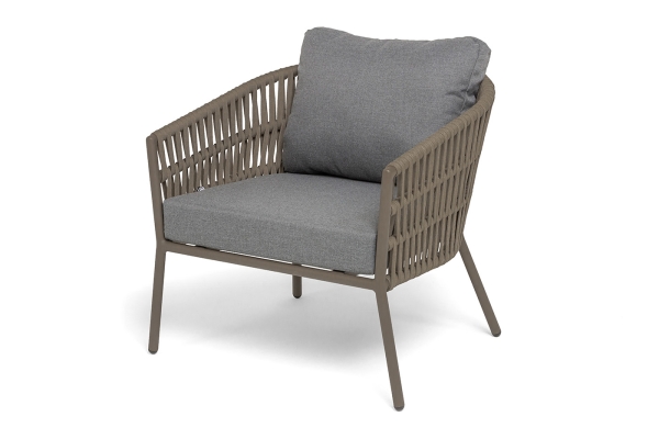 "Комо" кресло плетеное из роупа, каркас алюминий бежево-серый (RAL7006) муар, роуп серо-коричневый 23мм, ткань темно-серая 027