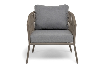 "Комо" кресло плетеное из роупа, каркас алюминий бежево-серый (RAL7006) муар, роуп серо-коричневый 23мм, ткань темно-серая 027