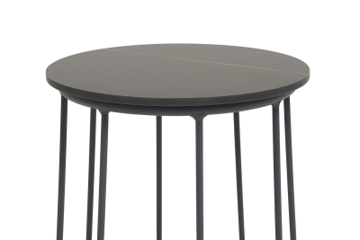 "Эквадор" журнальный стол из HPL круглый Ø40 H55, каркас из алюминия темно-серый (RAL 7024) муар, цвет столешницы "черный мрамор"
