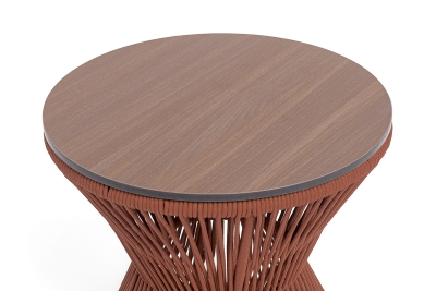 "Мадрид" журнальный стол из HPL круглый Ø50 H55, каркас из алюминия коричневый (RAL8016) муар, цвет "дуб", роуп красный (8372) круглый tex