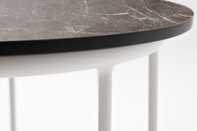 "Эквадор" журнальный стол из HPL круглый Ø40 H55, каркас из алюминия белый муар, цвет столешницы "серый мрамор"