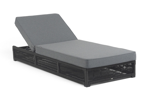 "Ривьера" шезлонг плетеный из роупа, каркас алюминий темно-серый (RAL7024) муар, роуп темно-серый круглый, ткань темно-серая 027