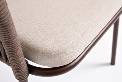 "Лион" стул плетеный из роупа, каркас из стали коричневый (RAL8016) муар, роуп коричневый круглый, ткань бежевая 035