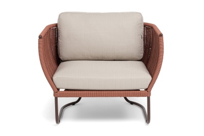 "Фиджи" кресло плетеное из роупа, каркас алюминий коричневый (RAL8016) муар, роуп красный (8372) круглый tex, ткань Mossle бежевая