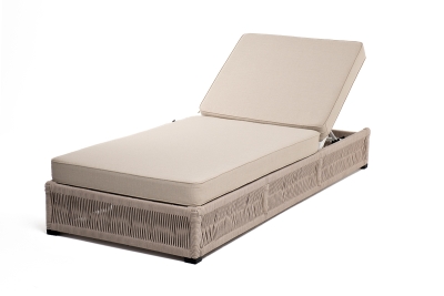 "Ривьера" шезлонг плетеный из роупа, каркас алюминий белый муар, роуп бежевый круглый, ткань бежевая 052 "Ривьера" шезлонг плетеный из роупа, каркас алюминий белый муар, роуп бежевый круглый, ткань бежевая 052